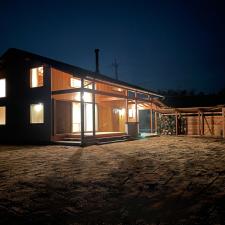 大きな屋根のテラスの家